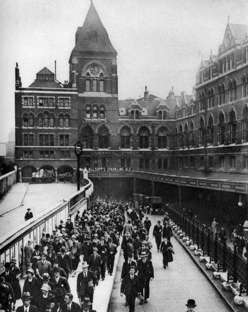 Liverpool Street Station klokken ni om morgenen, London, 1926-1927 av Unbekannt