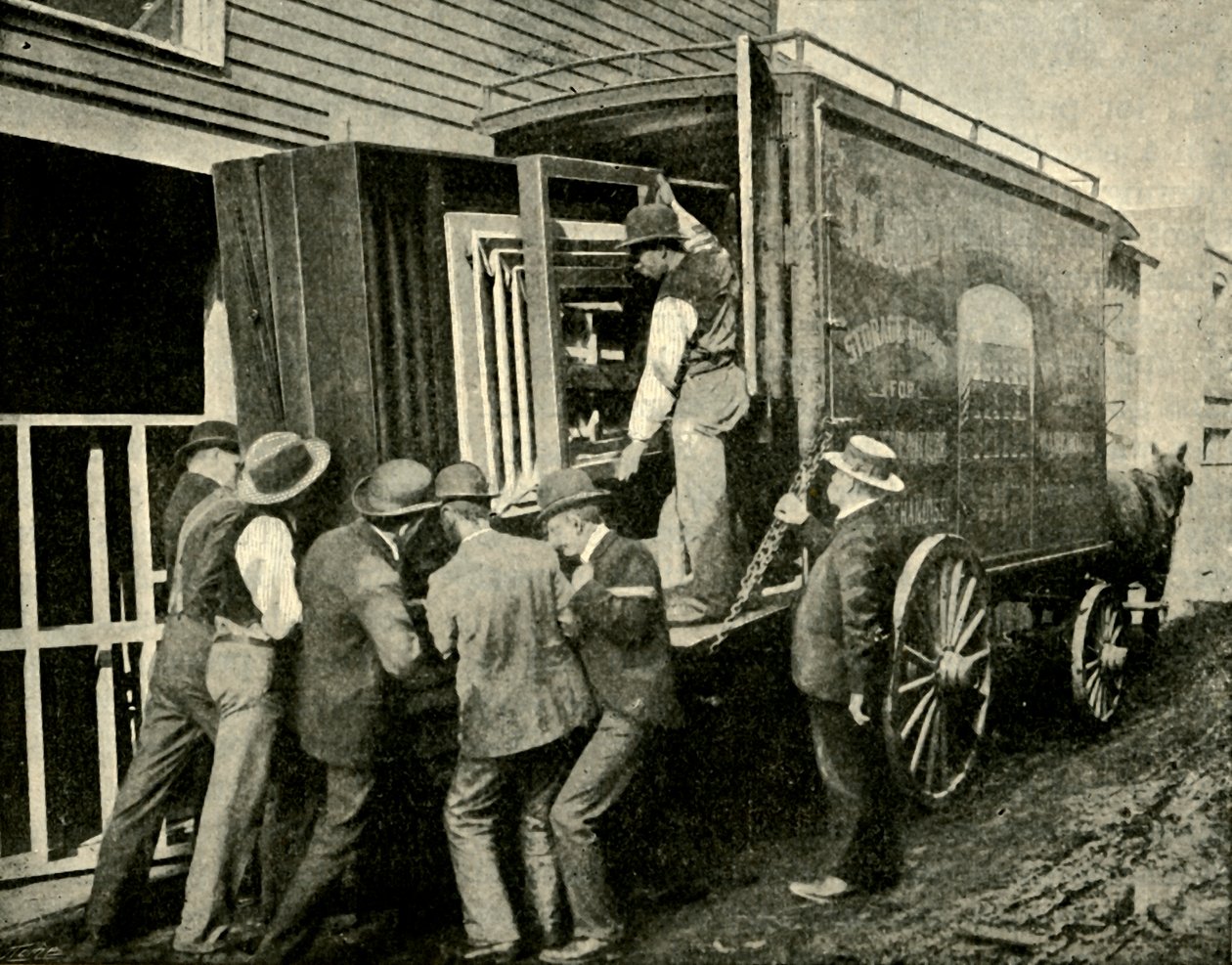 Laster kameraet på en varebil for fjerning, 1901. av Unbekannt