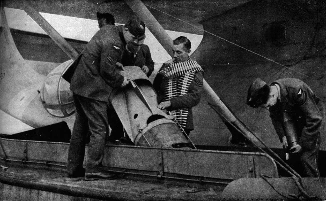 Laster bomber på et RAF-fly under andre verdenskrig, c1940 1943 av Unbekannt