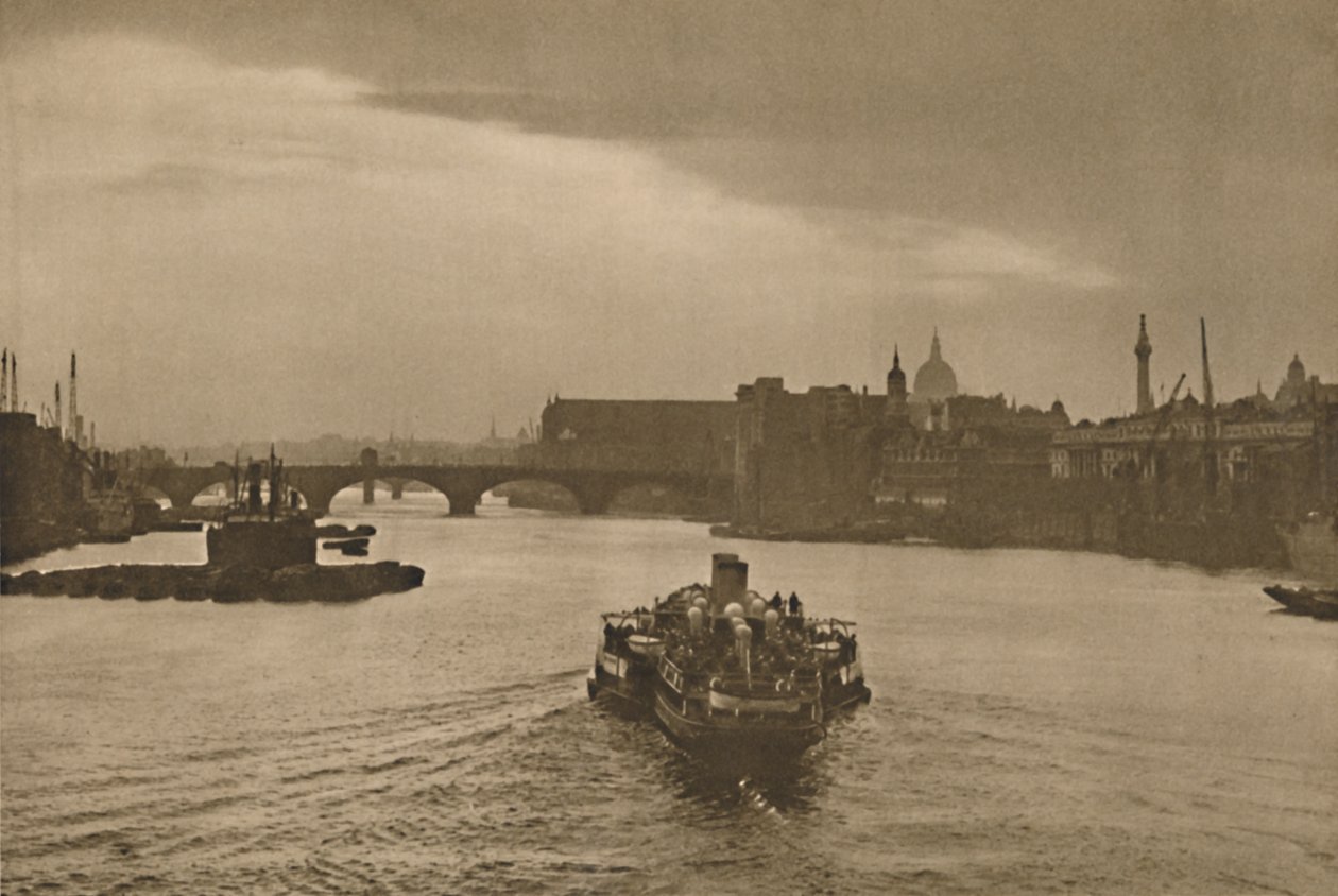 London-On-Sea: Den daglige utfluktsbåten går inn i solnedgangen på retur fra Margate, c1935. av Unbekannt