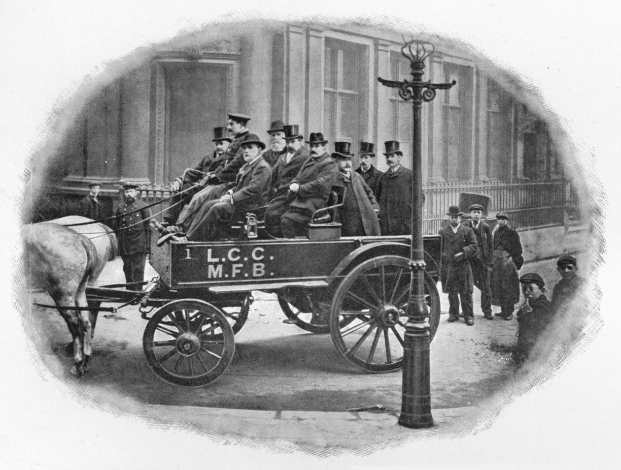 London County Council Fire Brigade Committee starter på en inspeksjon, c1903 1903 av Unbekannt