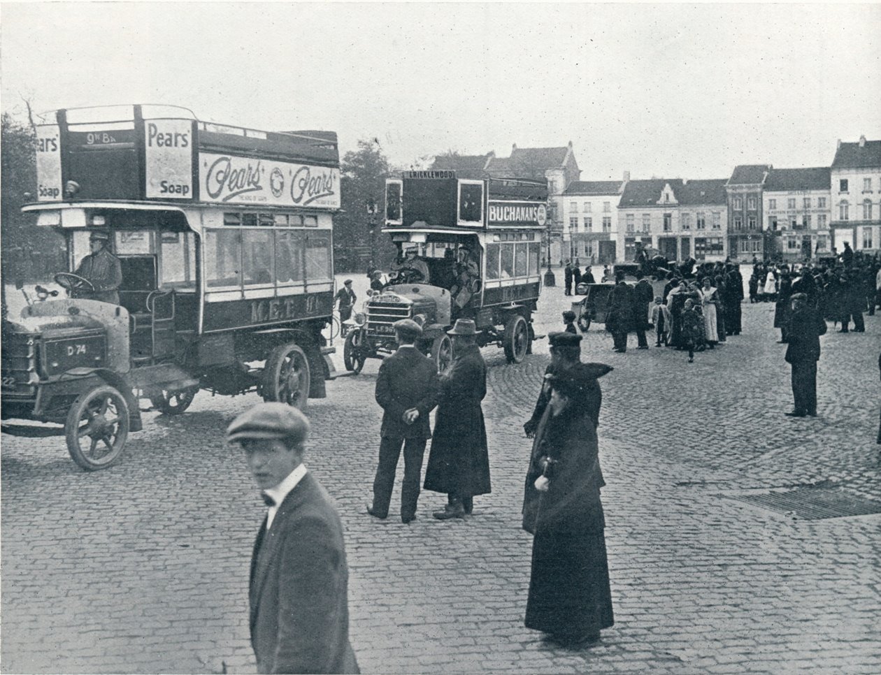 London-busser i bruk på kontinentet for transport av britiske tropper, ca. 1914 av Unbekannt