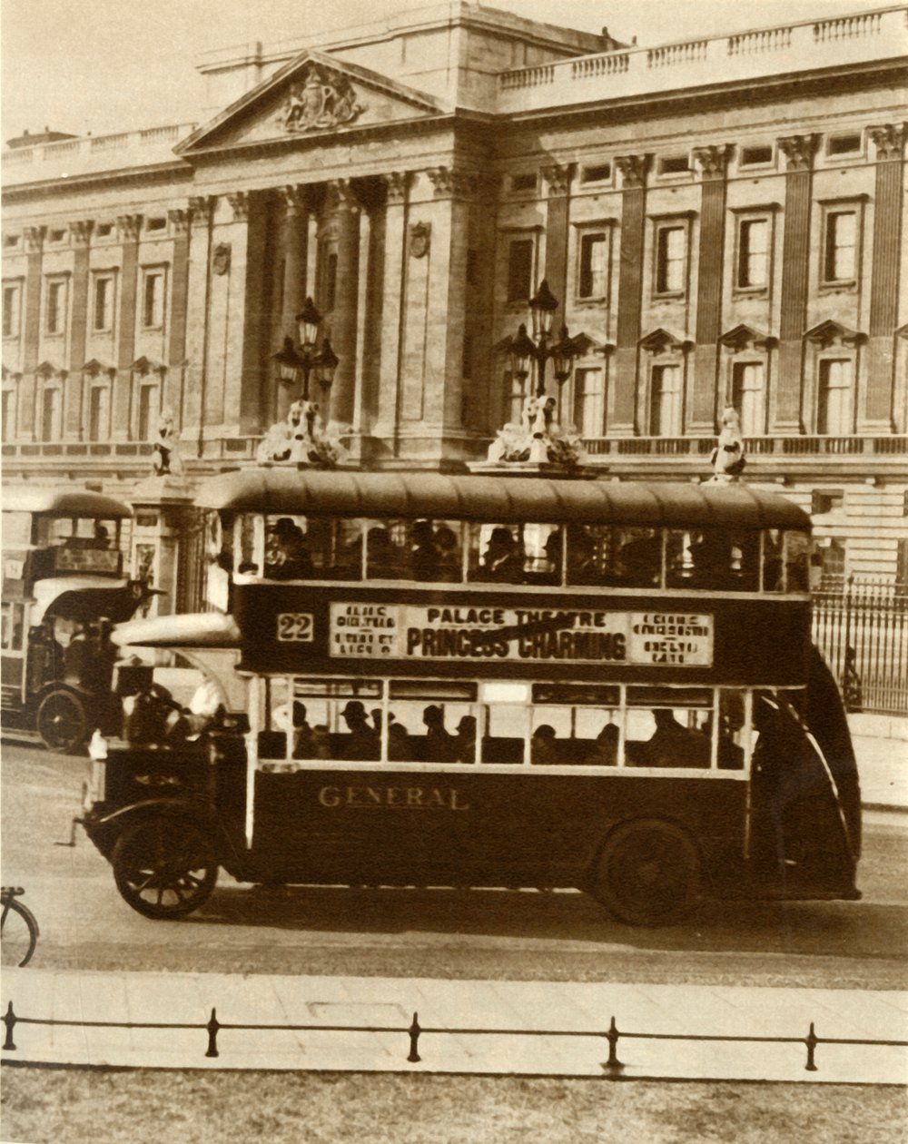 Londons nye allværsbuss, 1927, 1935. av Unbekannt