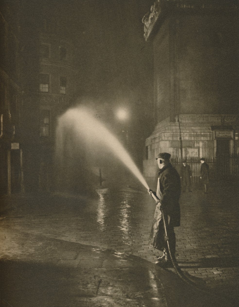 Londons nattrengjøring: Scene ved foten av monumentet, c1935. av Unbekannt