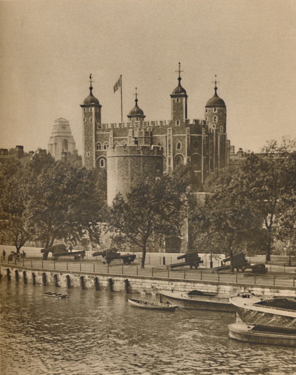 Londons eldste og nyeste offentlige bygninger fra Tower Bridge, c1935. av Unbekannt
