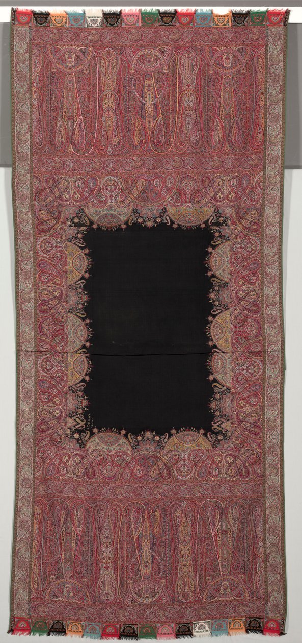 Langt sjal med svart senter og eksotisk firesidig galleri i Chinoiserie-stil, 1840-tallet. av Unbekannt