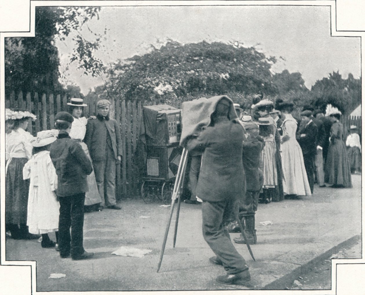 Look Pleasant, Please!, London, c1903 1903 av Unbekannt