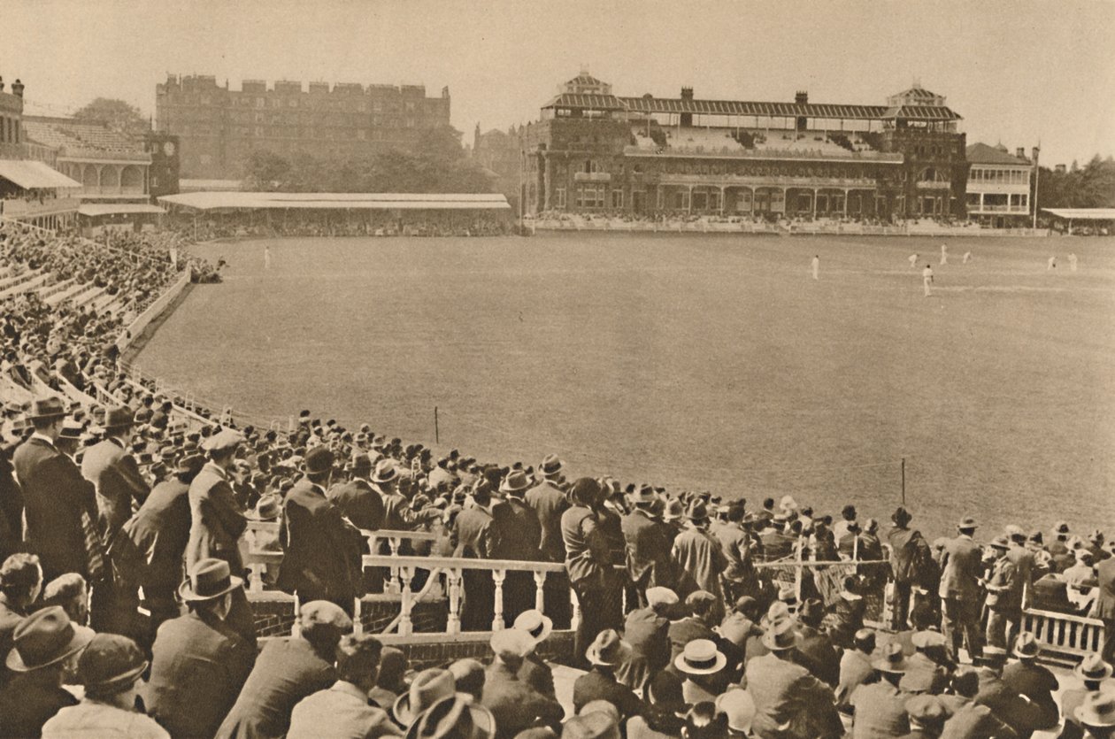 Ser mot paviljongen fra haugen stå ved verdensberømte Lords, c1935. av Unbekannt
