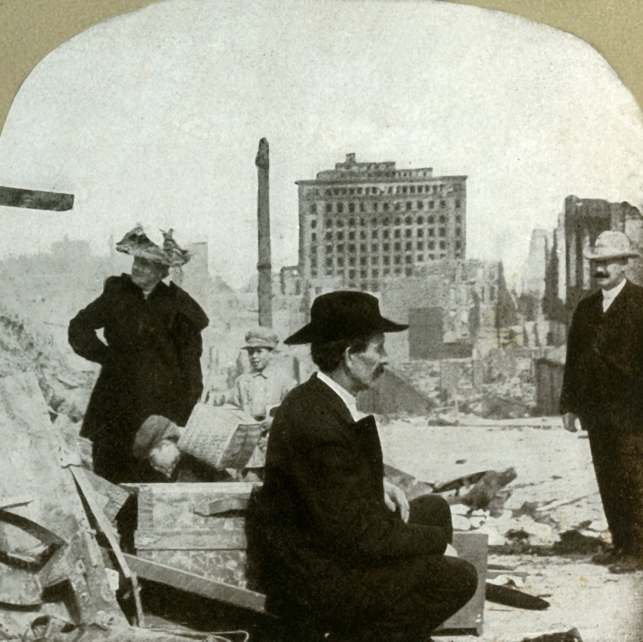 Ser østover fra hjørnet Pine og Stockton, og viser ruinene av Mills Building, 1906. av Unbekannt