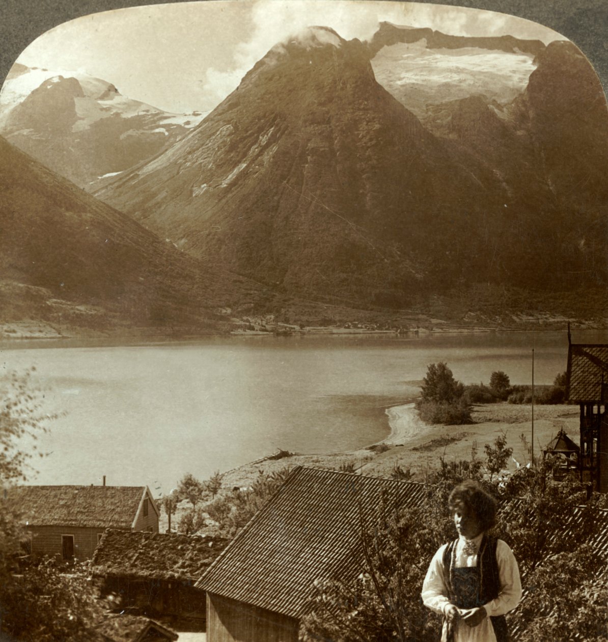 Ser fra Hjelle over stille Strynnssjøen til de bratte isbreene på Skaalafjellet, Norge, c1905. av Unbekannt