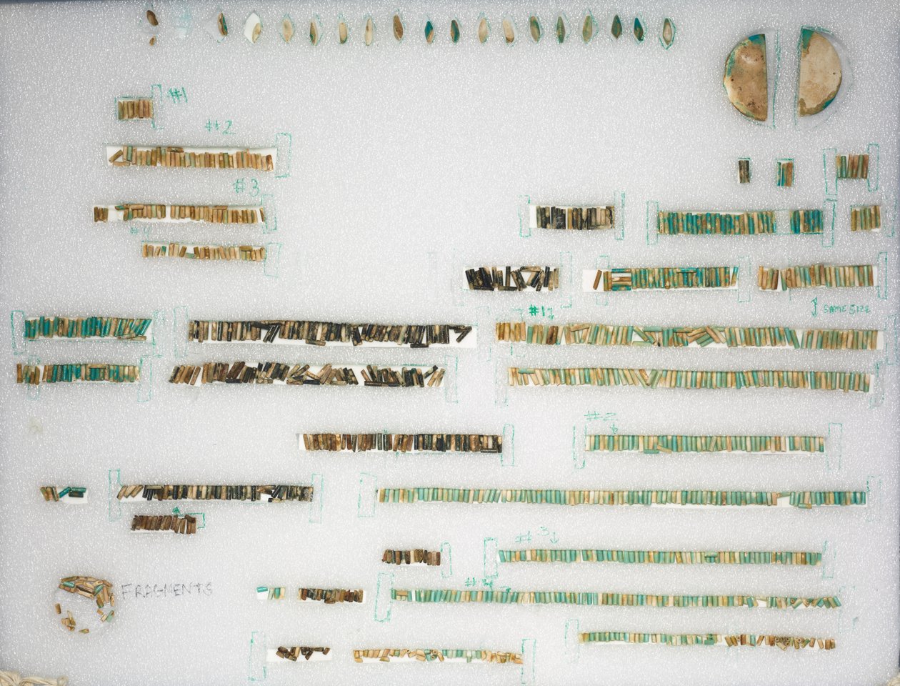 Løse perler og to terminaler, 1980-1801 f.Kr. av Unbekannt