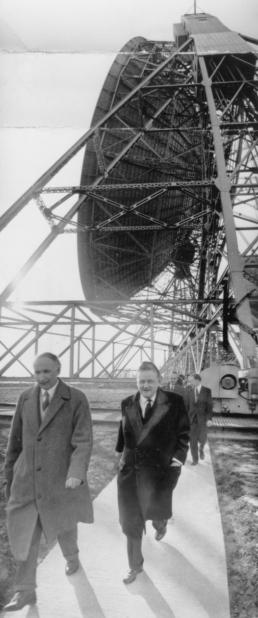 Lord Hailsham og professor Alfred Lovell ved Jodrell Bank, Cheshire, mars 1960 av Unbekannt