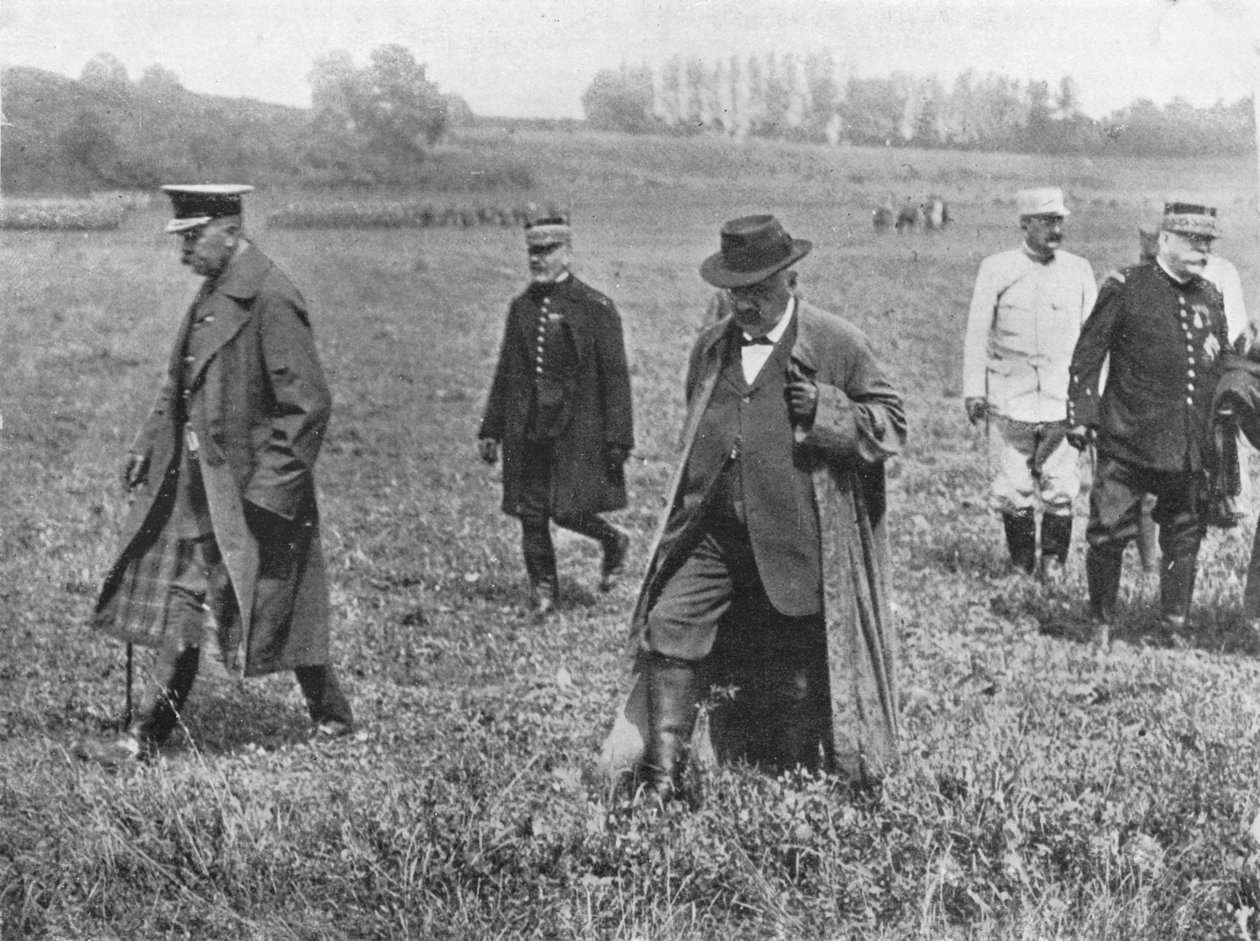 Lord Kitcheners besøk til fronten: Lord Kitcheneer, M. Millerand og general Joffre forlater etter av Unbekannt