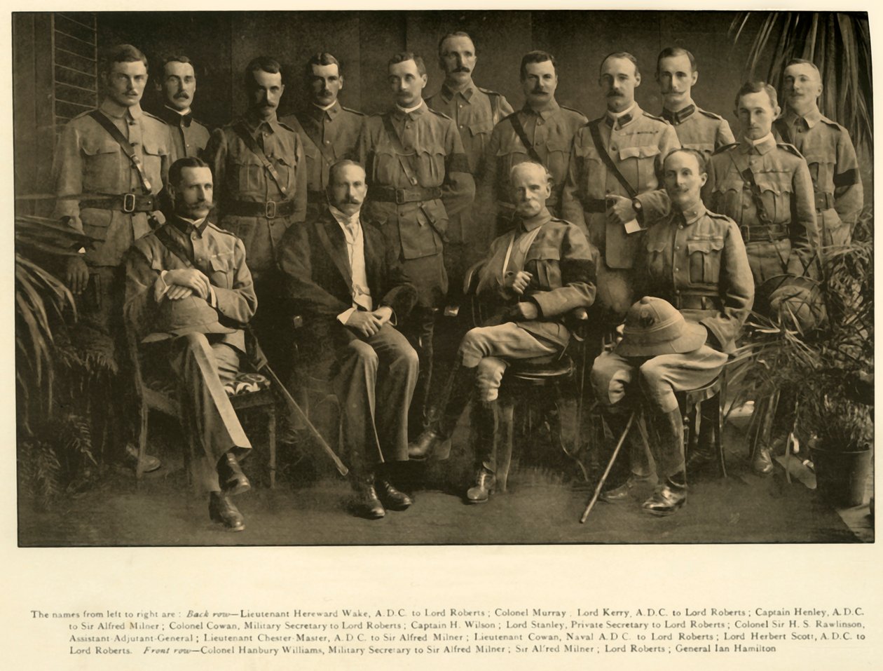 Lord Roberts og Sir Alfred Milner med deres personlige staber, 1900, 1901. av Unbekannt