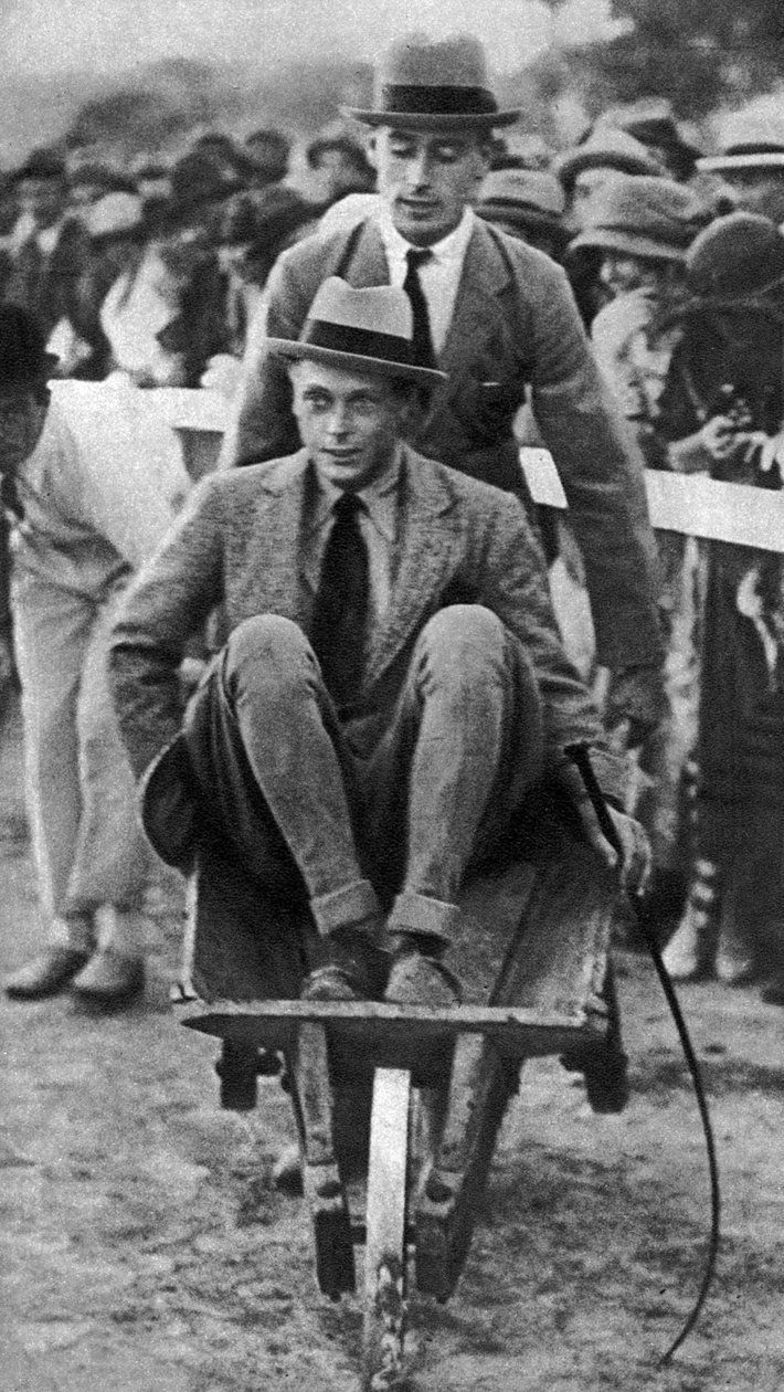 Louis Mountbatten kjører sin fetter, prinsen av Wales, på en gymkhana på Malta, 1936 av Unbekannt