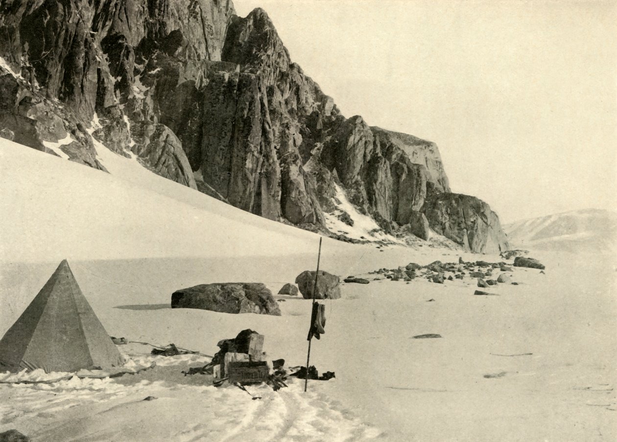 Nedre Glacier Depot. Butikkene ble gravlagt i snøen, c1908, 1909. av Unbekannt