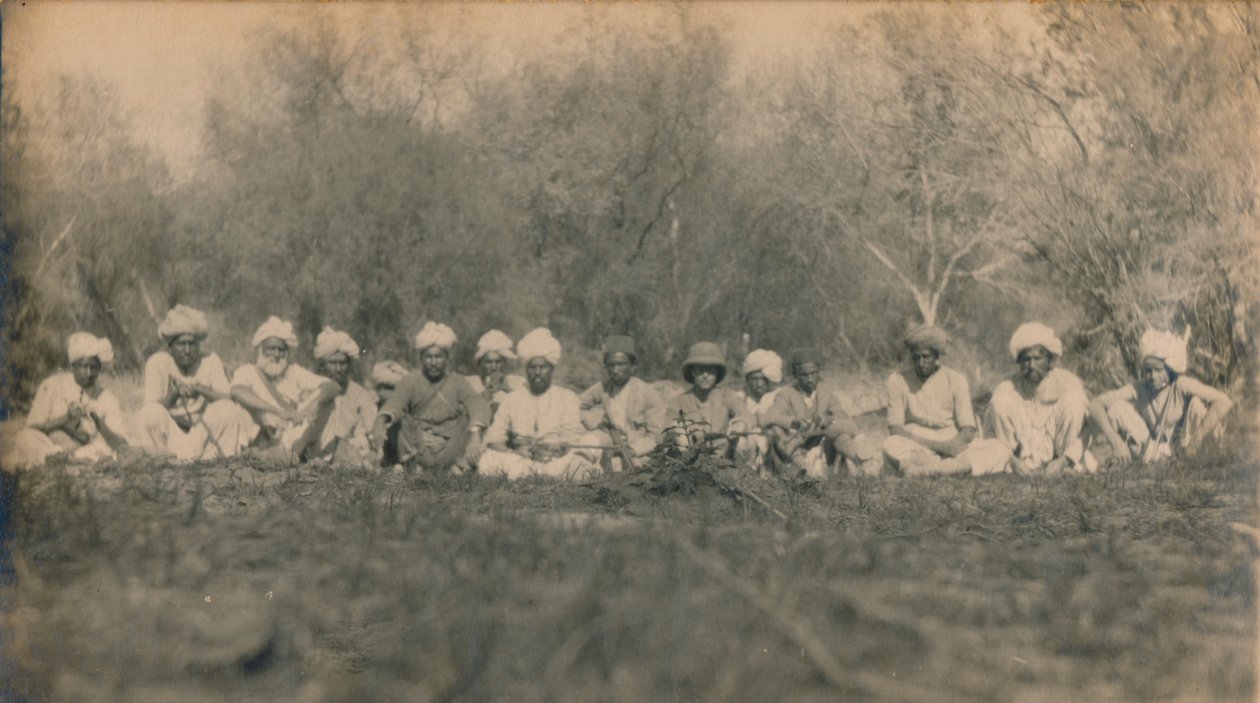 Lt. Smith & Beaters – Budhapur Tigerhunt, 1922 av Unbekannt