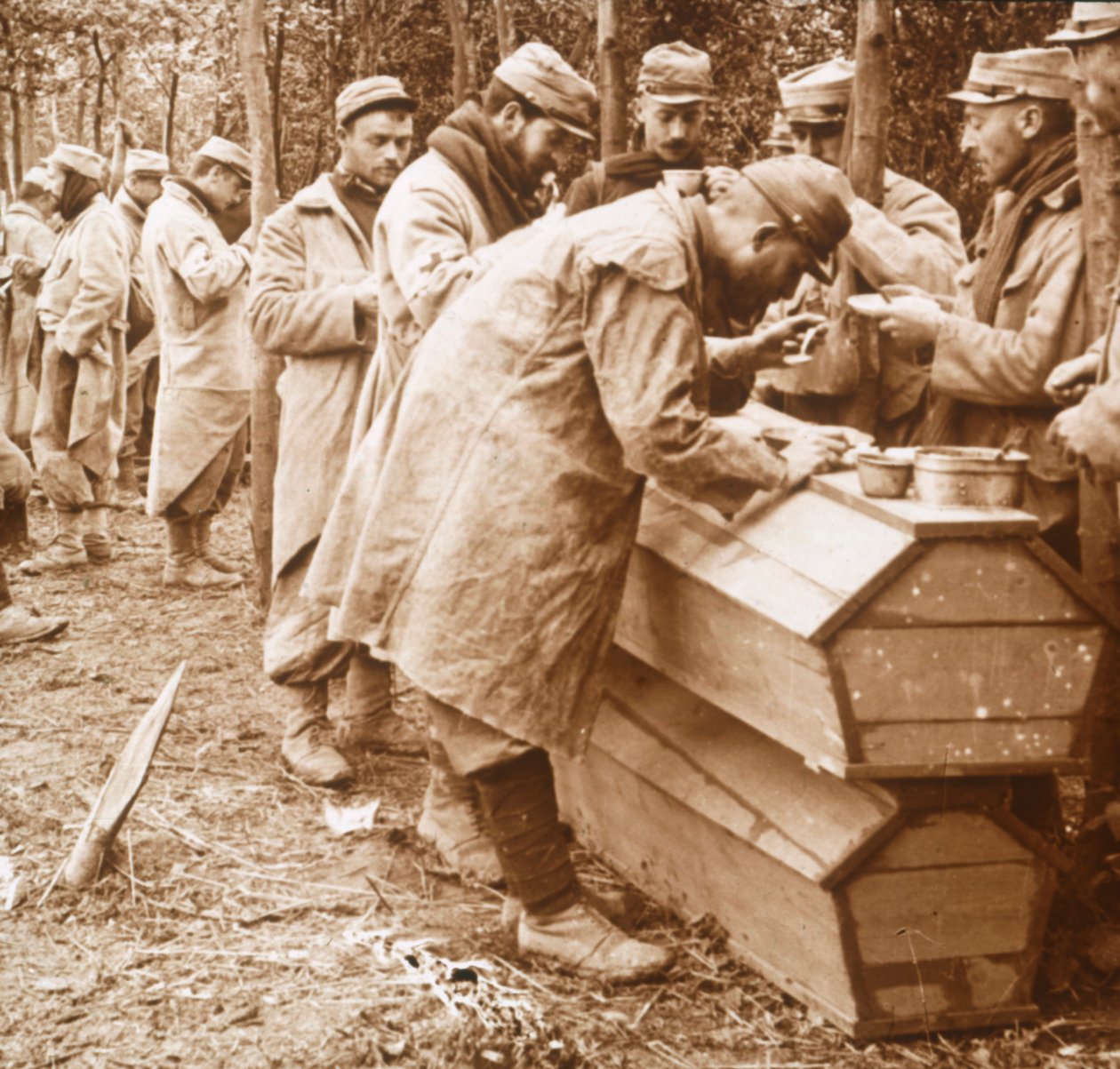 Makabert måltid, Carency, Nord-Frankrike, c1914-c1918. av Unbekannt