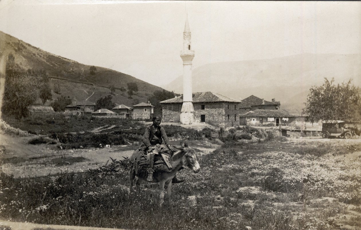 Macedoine, Hellas: en mann på et esel foran en minaret - Postkort 1914-1918 av Unbekannt