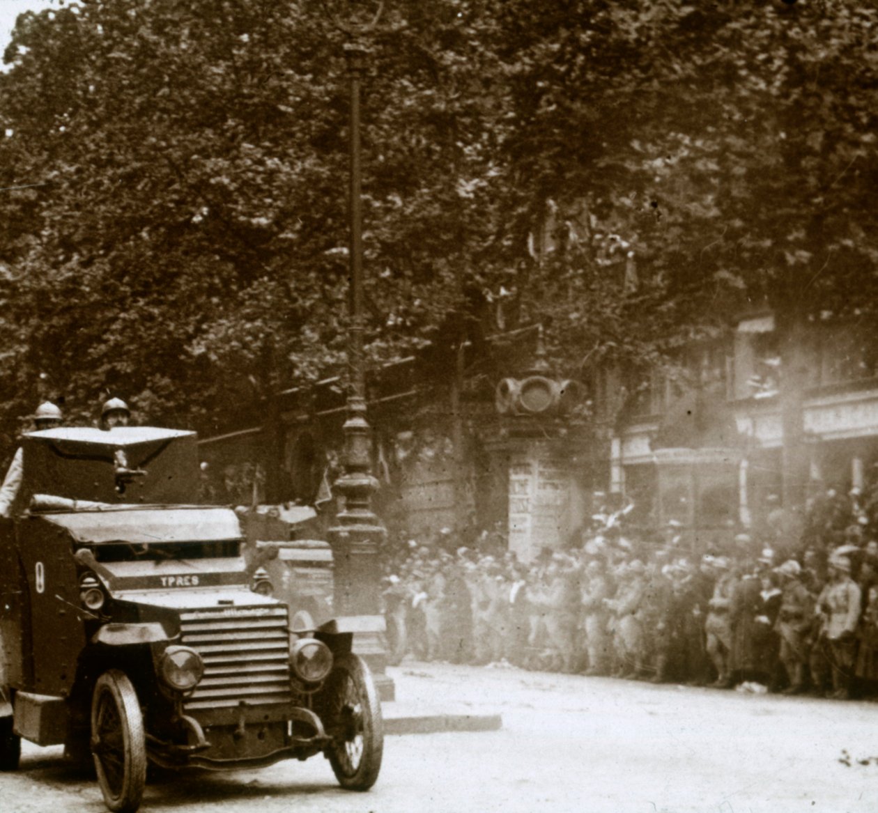 Maskingevær montert i pansret kjøretøy, seiersparade, c1918 av Unbekannt