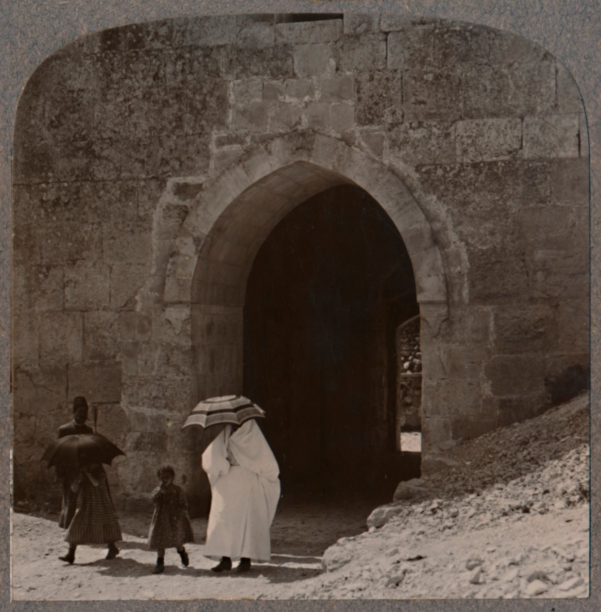 Mahommedanske kvinner kommer inn i Jerusalem ved Herods Gate, ca 1900 av Unbekannt
