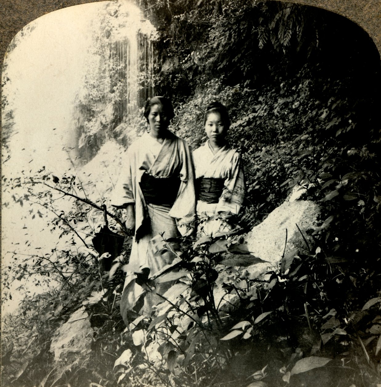 Maidens of the Land of the Rising Sun, under Kogijoku-fossene..., c1900. . av Unbekannt