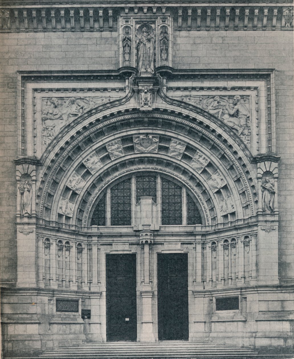 Hovedinngang, Victoria and Albert Museum, med skulptur av Alfred Drury, c1909. av Unbekannt