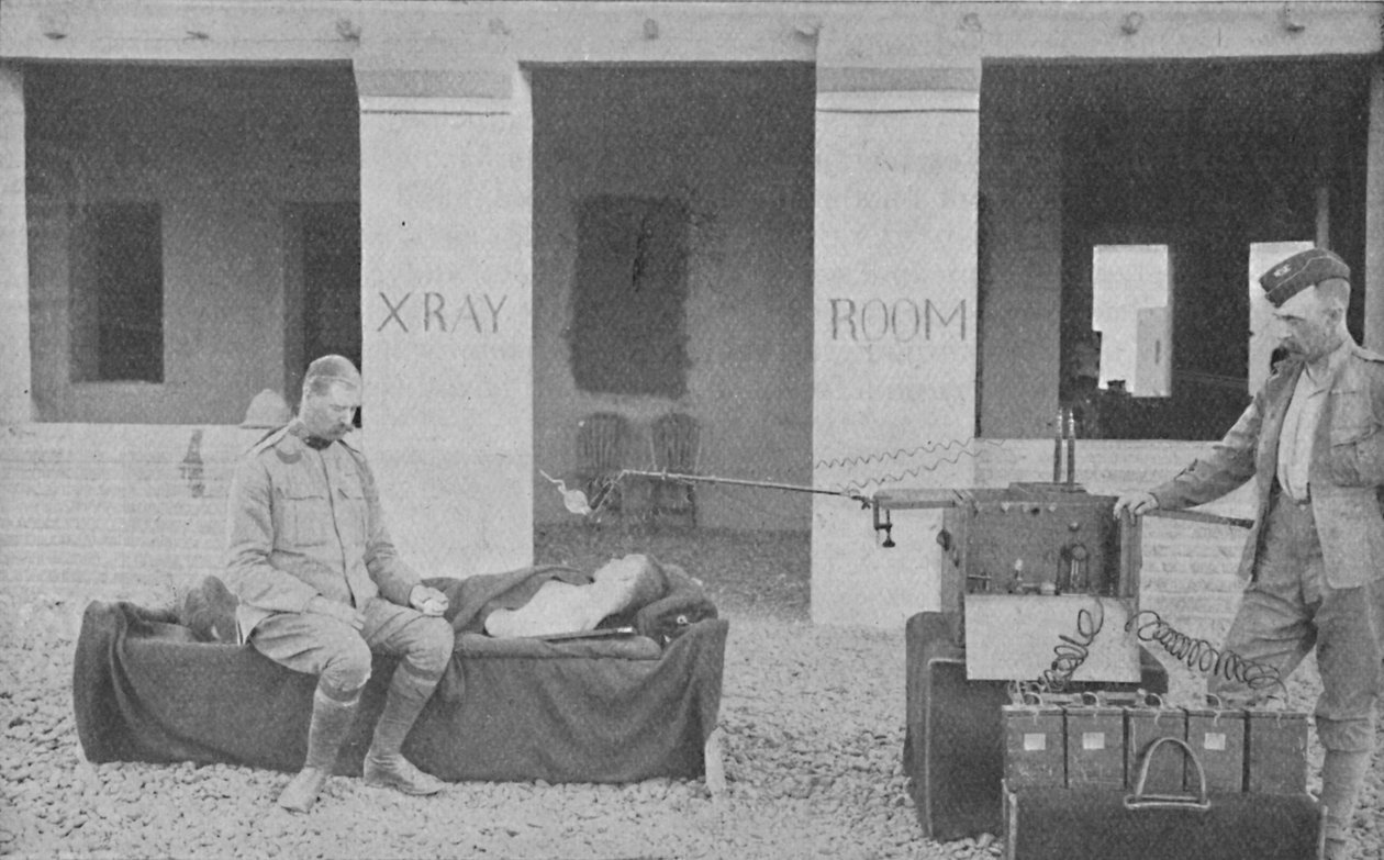 Major Battersby og hans Ordent tar et røntgenbilde i Soudan, c1890, 1910 av Unbekannt