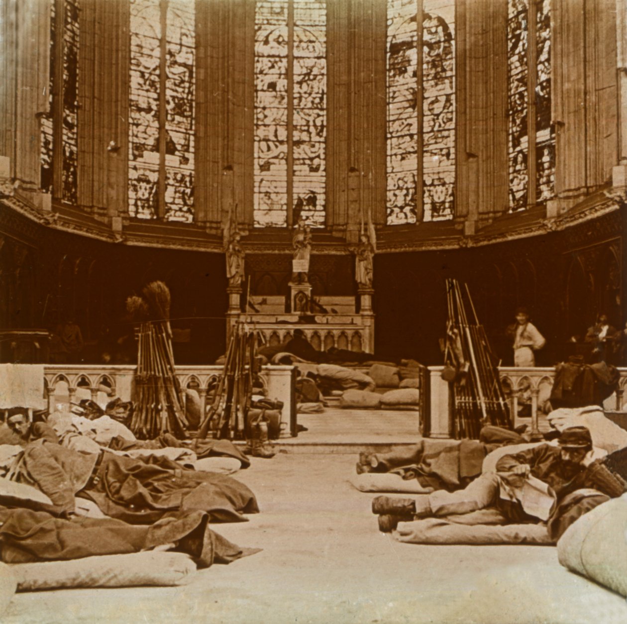 Provisoriske brakker i en kirke, Marne, Nord-Frankrike, 1914. av Unbekannt