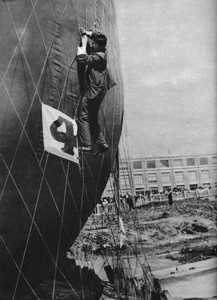 Foreta justeringer på nettet til en ballong før du fester kurven, c1935 c1937 av Unbekannt