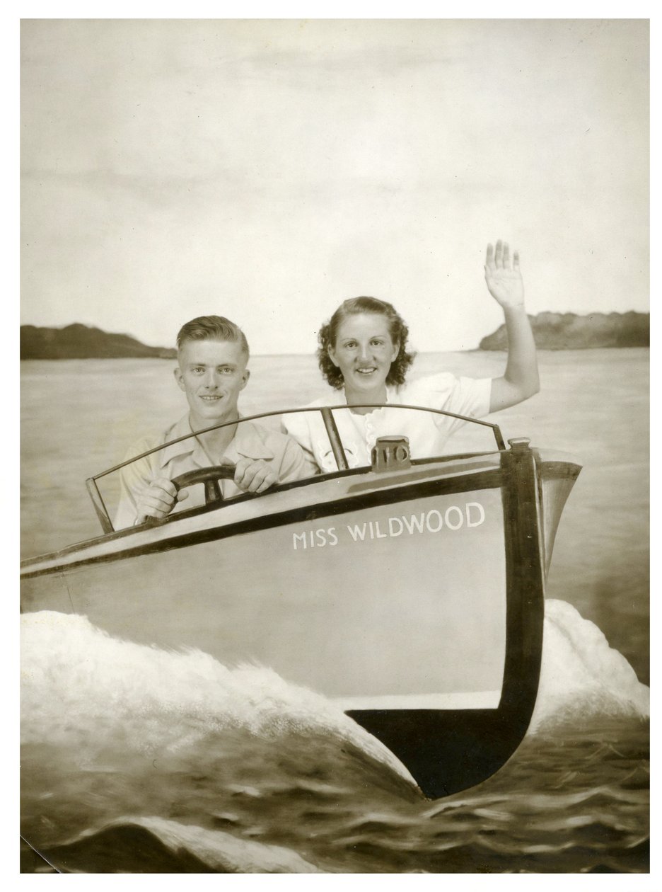 Mann og kvinne i en båt kalt "Miss Wildwood" ca. 1940 (bilde) av Unbekannt