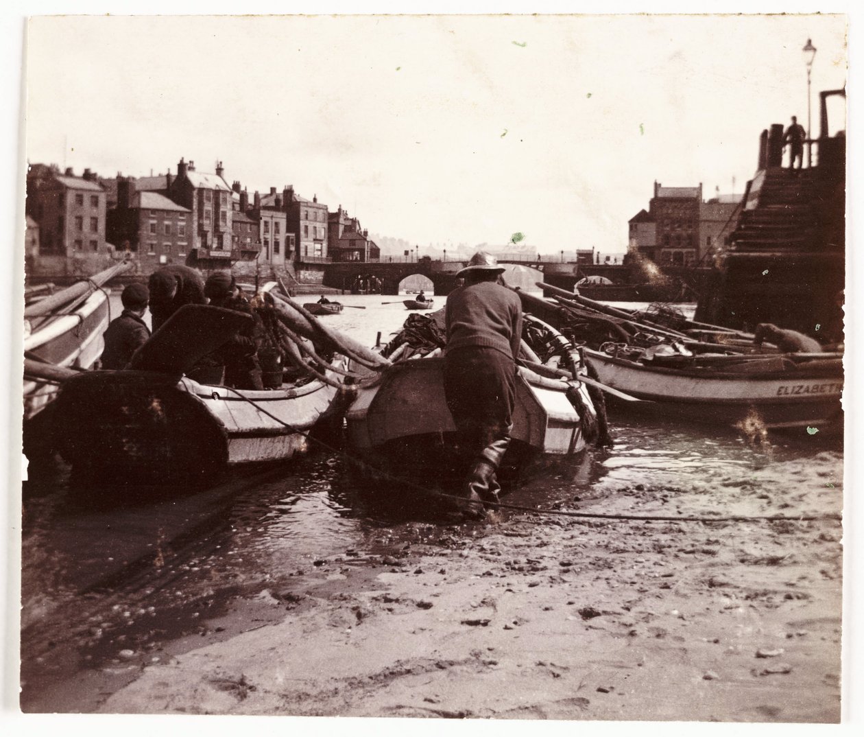 Mann som lanserer en fiskebåt, Whitby Harbour, ca 1901 av Unbekannt