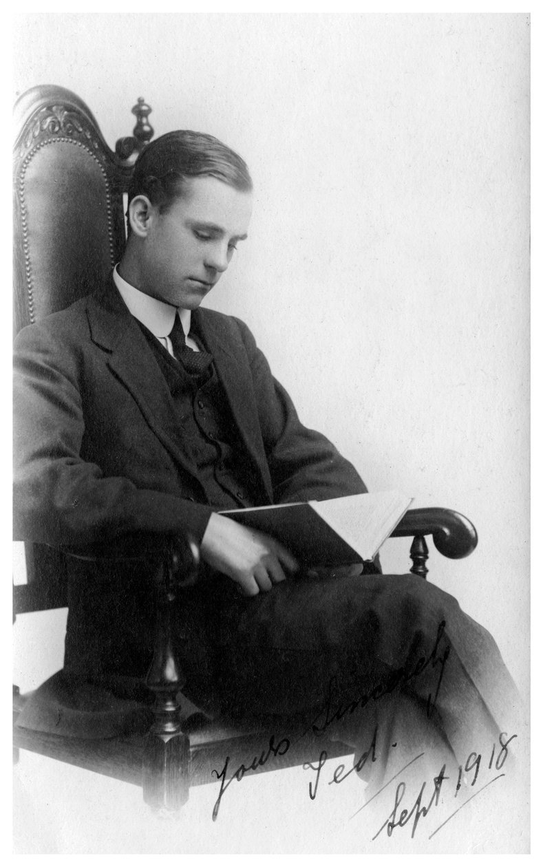Mann som sitter i en stol og leser en bok, 1918 av Unbekannt