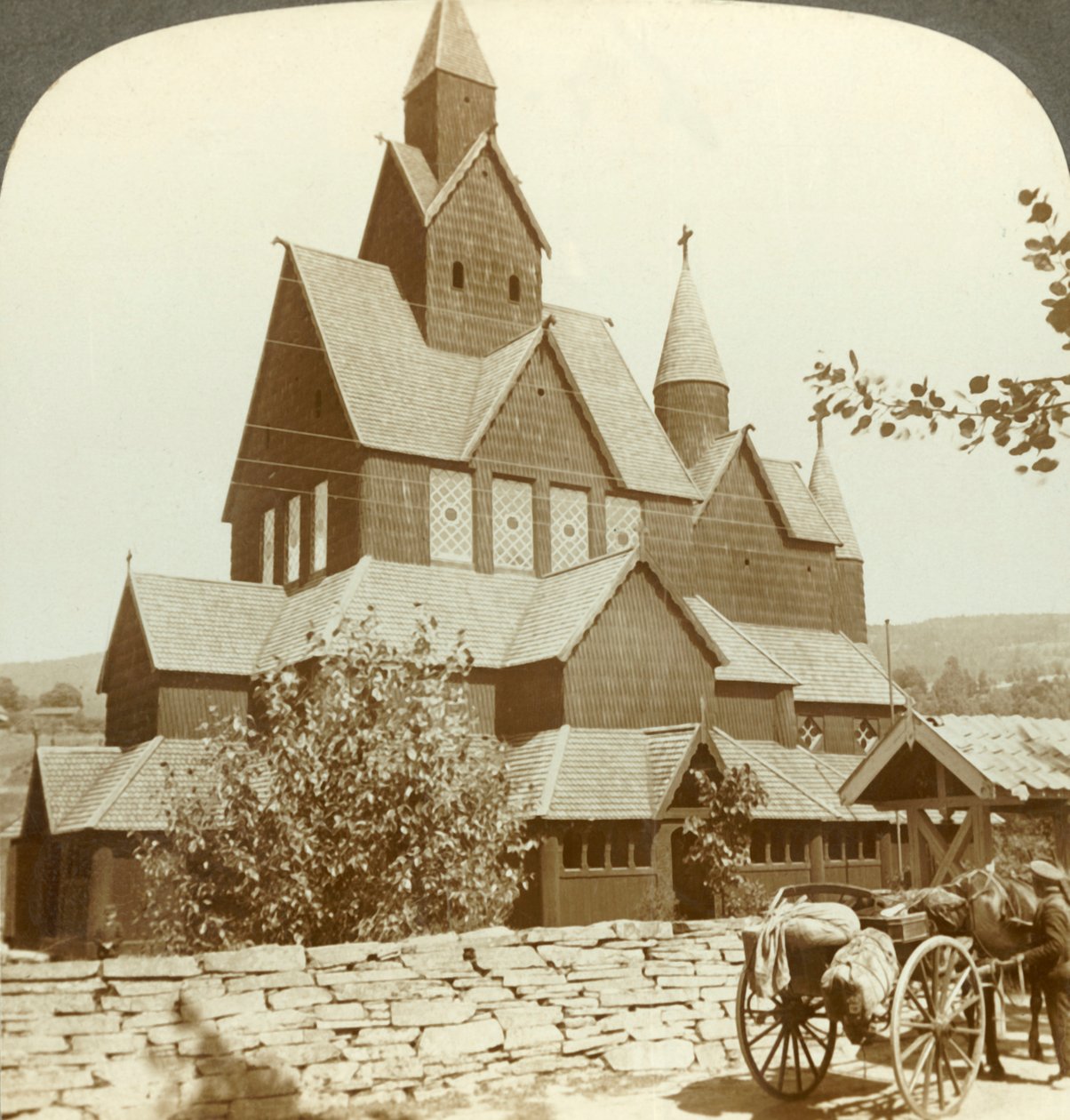 Mange gavle tømmerkirker med arkade og tårn fra 1100-tallet, Hitterdal, ca 1905. av Unbekannt