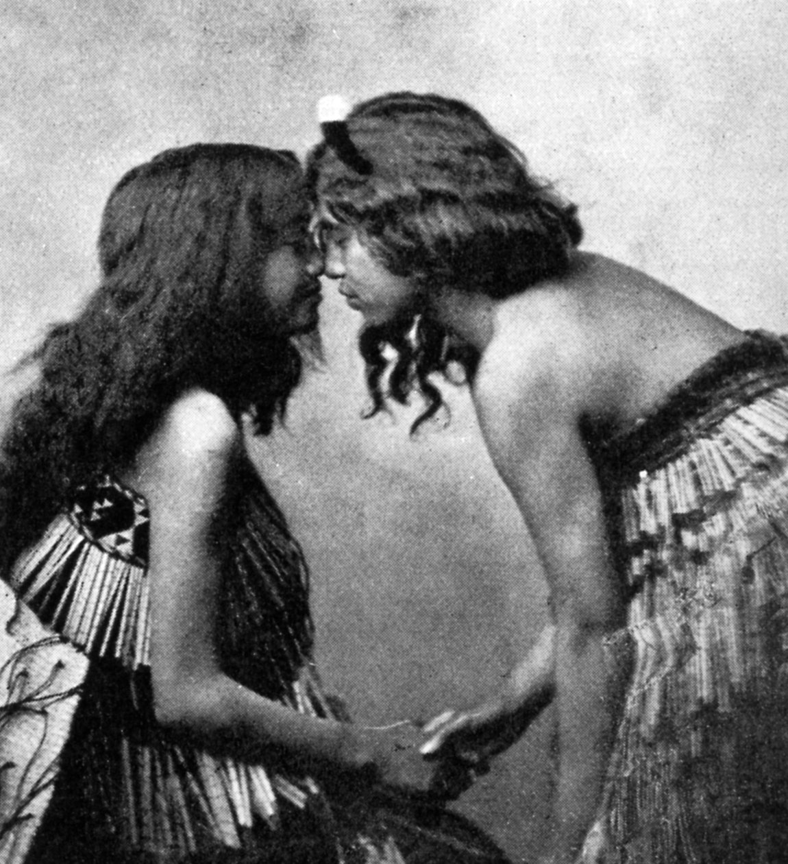 Maori-jenter som gnir neser, c1920 av Unbekannt