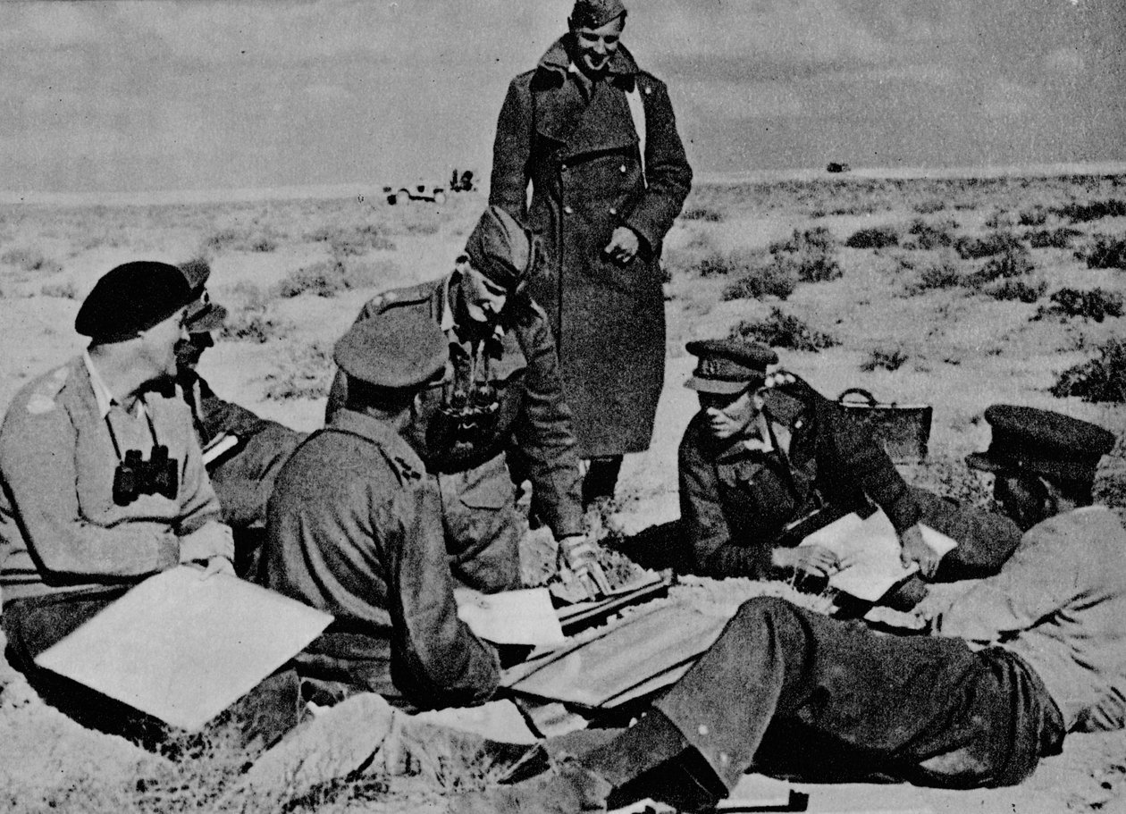 Kart og planer er spredt på sanden, 1942 1944 av Unbekannt
