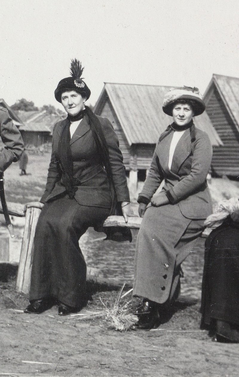 Maria Evgenyevna Golovina, sekretær for Rasputin høyre og Julia Alexandrovna Den, 1912-1913 av Unbekannt