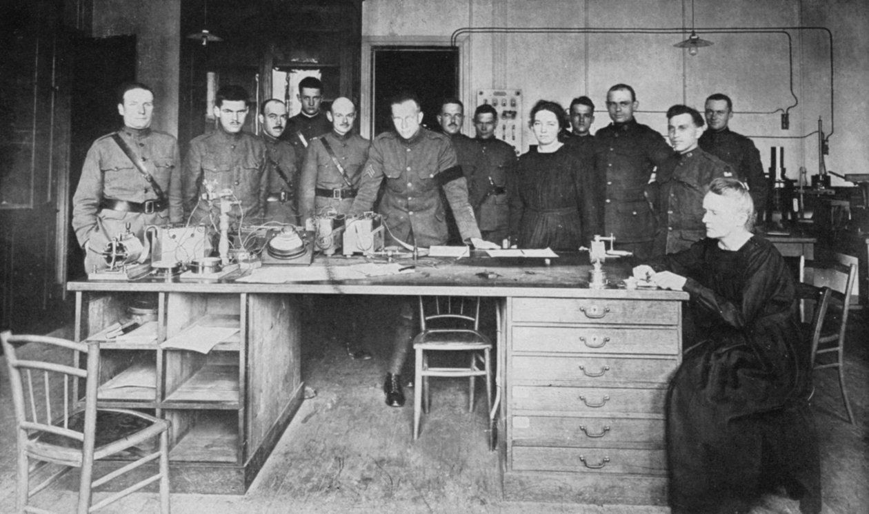 Marie Curie , polskfødt fransk fysiker, ved Institute of Radium, Paris, 1919 av Unbekannt