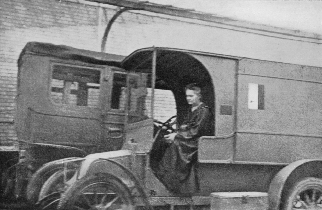 Marie Curie , polskfødt fransk fysiker, kjørte en bil omgjort til en radiologisk enhet, 1914 av Unbekannt