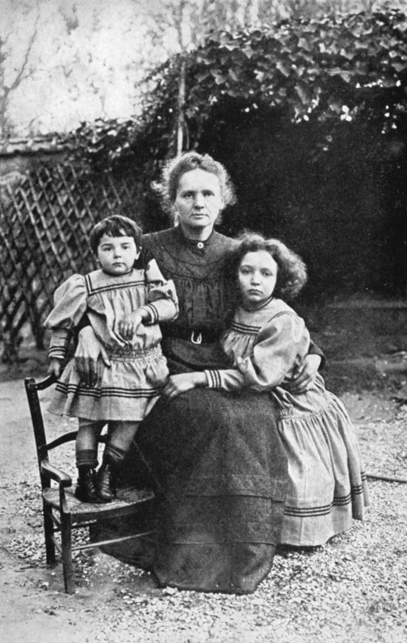 Marie Curie, polskfødt fransk fysiker, med døtrene Eve og Irene, 1908 av Unbekannt