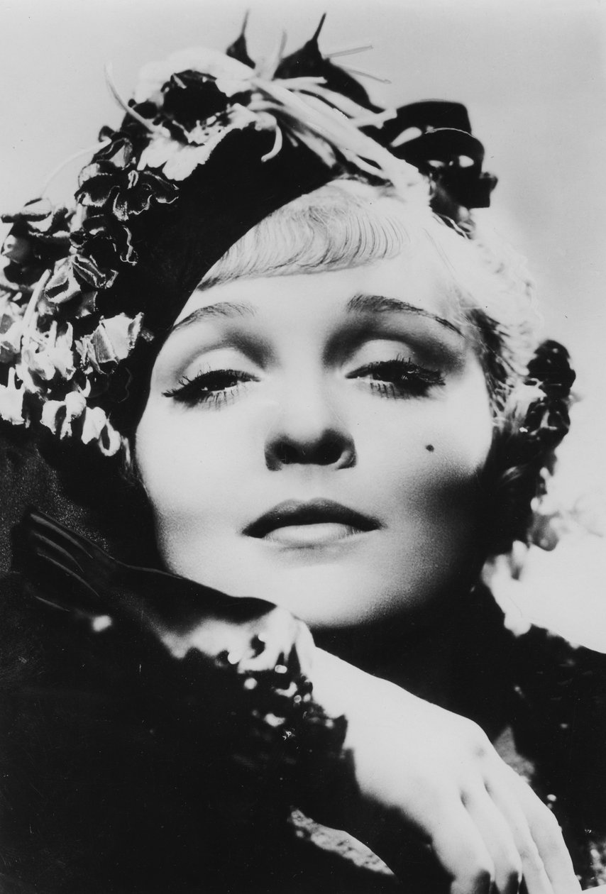 Marlene Dietrich 1901-1992, tyskfødt amerikansk skuespillerinne, sanger og underholder, 1900-tallet av Unbekannt