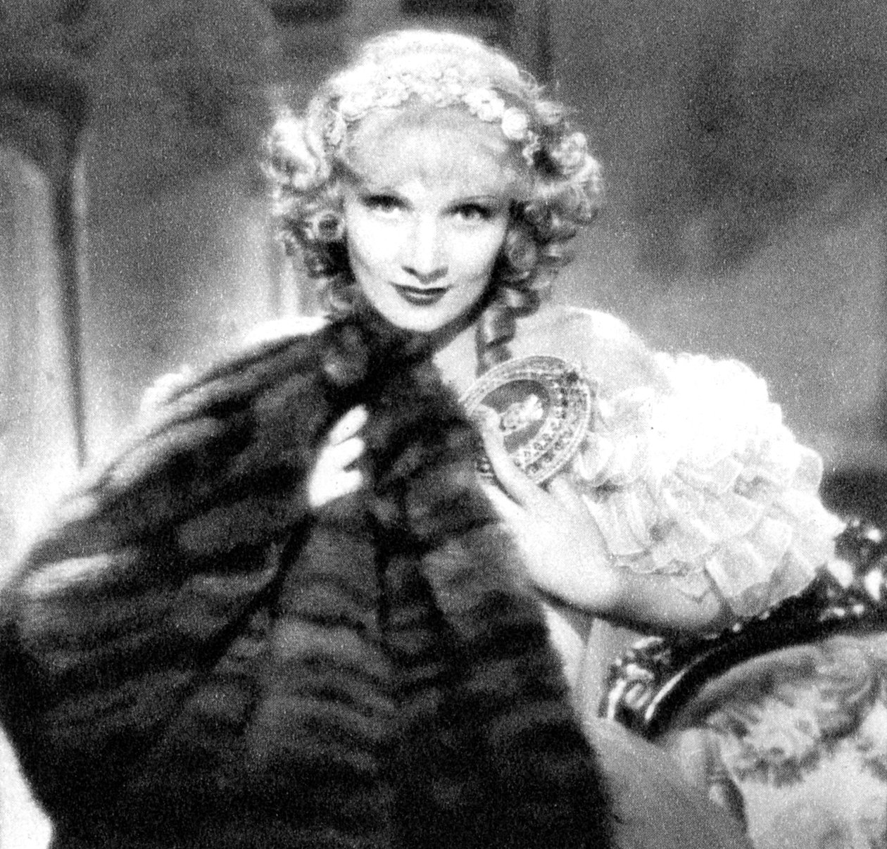 Marlene Dietrich, tyskfødt amerikansk skuespillerinne, 1934-1935 av Unbekannt