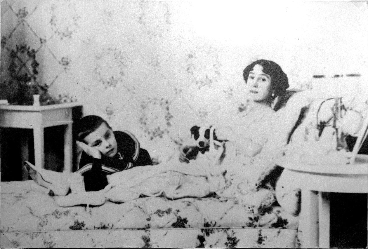 Mathilde Kschessinska, russisk prima ballerina, med sønnen, Volodya, 1910 av Unbekannt