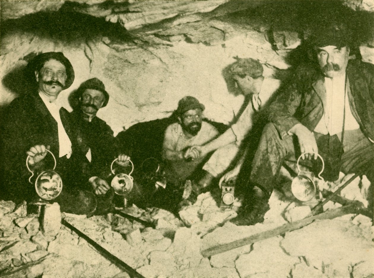 Møte mellom de to kjedelige partene ved den endelige piercingen av Lotchberg-tunnelen, c1930. av Unbekannt