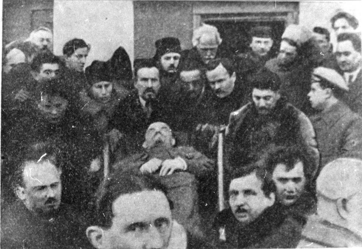 Medlemmer av sentralkomiteen som bærer Lenins kiste, 27. januar 1924 av Unbekannt