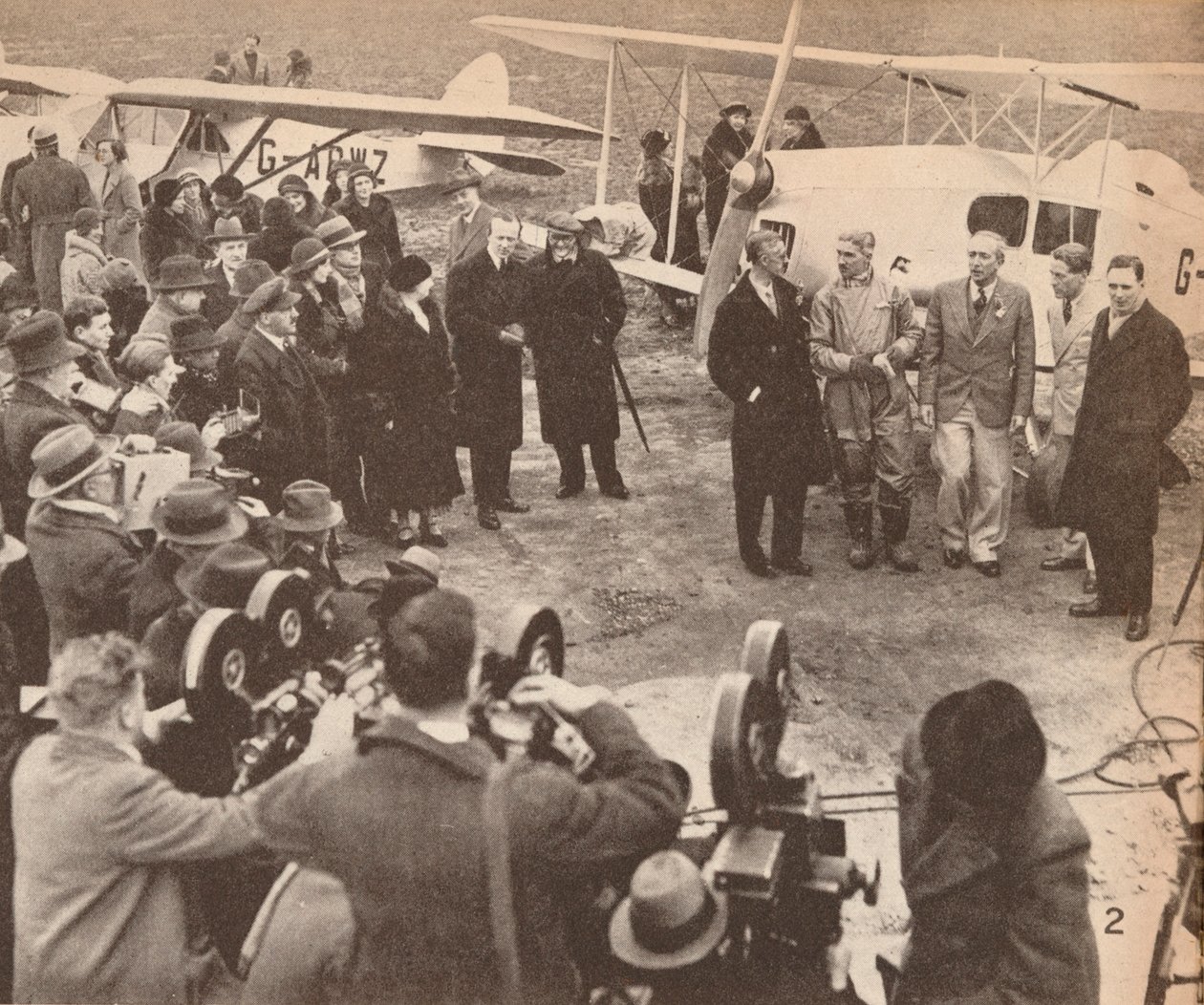 Medlemmer av ekspedisjonen på Heston flyplass, 17. februar 1933, like før avreise til India, c1 av Unbekannt