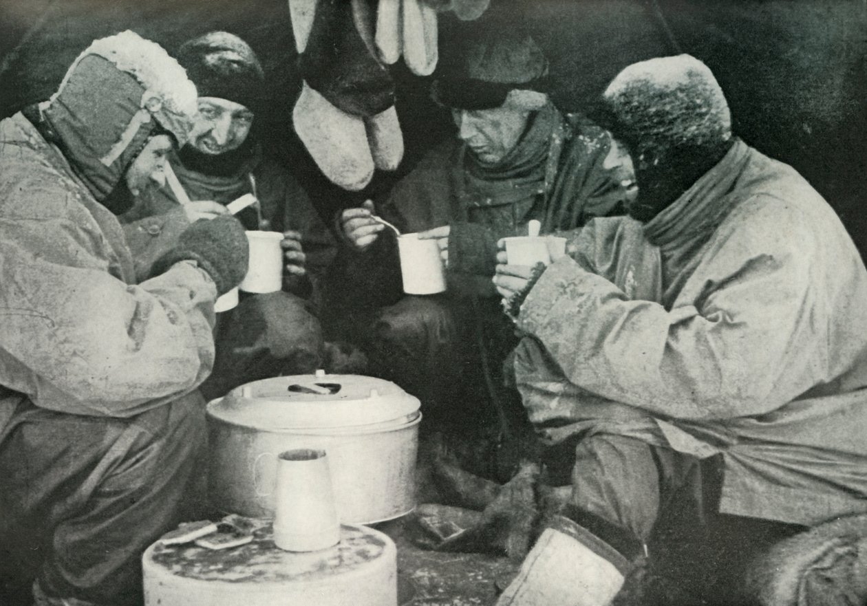 Medlemmer av Polarpartiet spiser et måltid i leiren, c1911, 1913 av Unbekannt