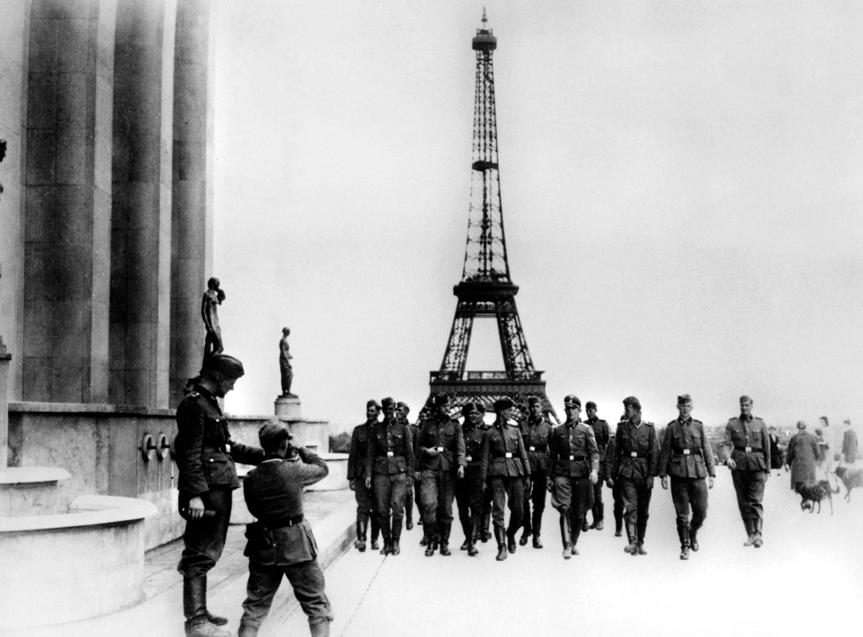 Medlemmer av SS besøker Eiffeltårnet, Paris, juli 1940 av Unbekannt