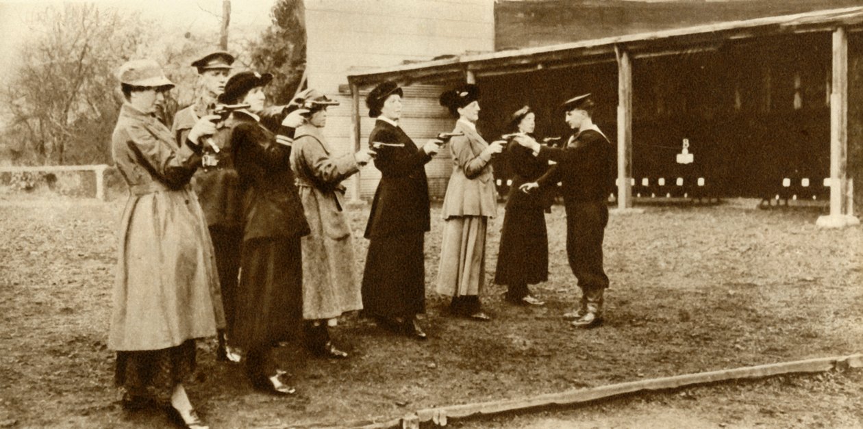 Medlemmer av WRNS ved revolverøvelse, 1915, 1935. av Unbekannt