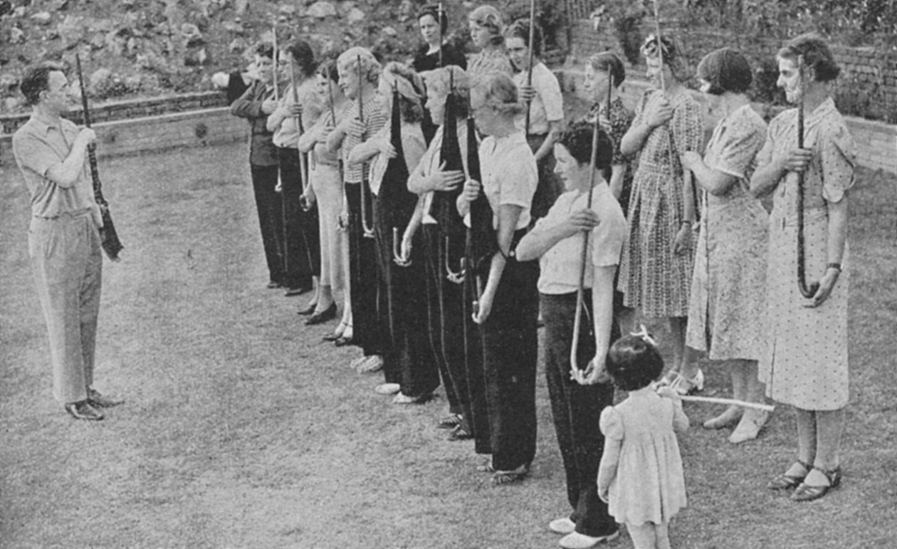 Medlemmer av Womens Volunteer Defence Corps blir trent i rifleøvelse, andre verdenskrig, 1940 av Unbekannt